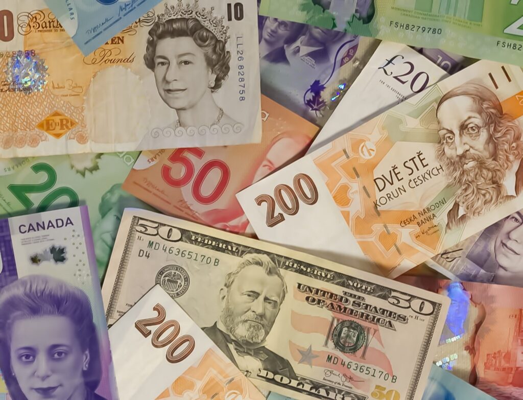 Bank notes from various countries|Graph showing the stimulating effect of three Open UP challenges from 2017 to 2020