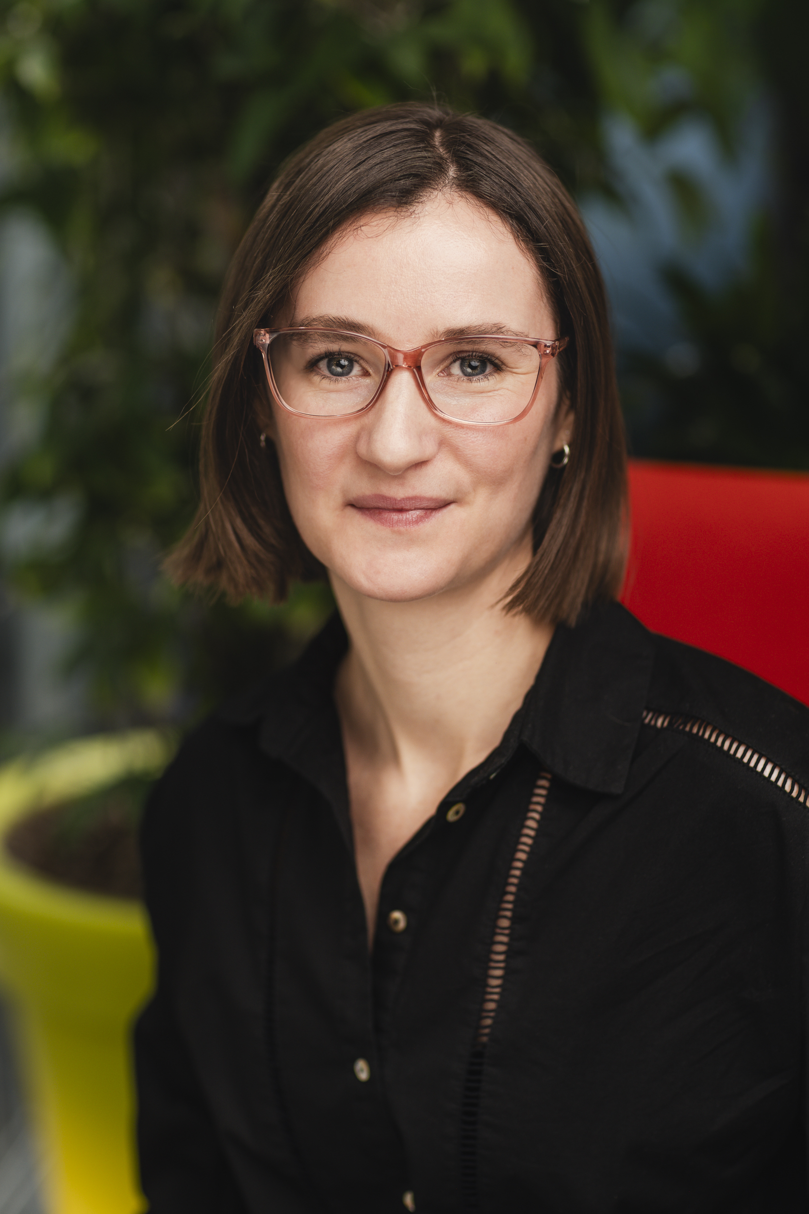 |Photo of a woman with short brown hair